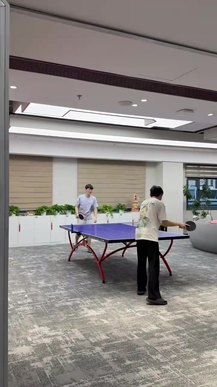 JDG中辅乒乓球桌上切磋！Scout：太简单了呀
